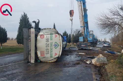 Yanacaqdaşıyan maşın aşdı, 40 ton benzin yola dağıldı - Foto