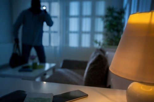 Bakıda içində iki min dollar olan çanta oğurlanıb