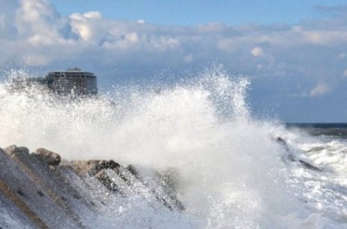 Neft daşlarında dalğanın hündürlüyü 4,2 metrə çatıb – FAKTİKİ HAVA