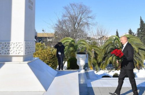 İlham Əliyev Lənkəran şəhərində Heydər Əliyevin abidəsini ziyarət edib - FOTO