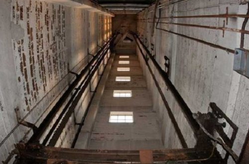 Bakıda binanın lifti qırıldı, dörd nəfər xəsarət aldı