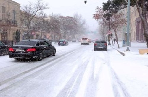 Qar yağdı, Bakı 