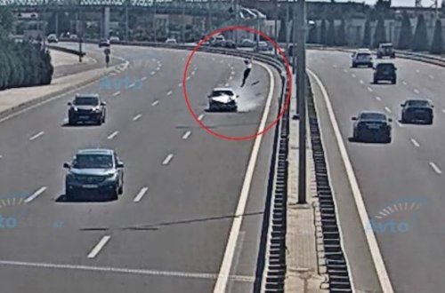 Bakıda dəhşətli qəza: Avtomobil qadını metrlərlə kənara tulladı - ANBAAN VİDEO