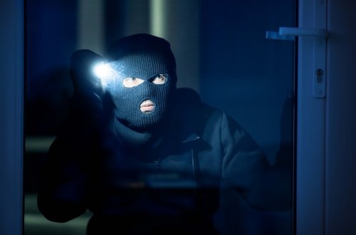 Bakıda mənzildən 23 min manat pul oğurlanıb