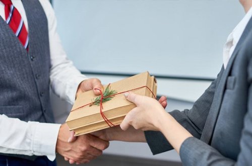 Tibb Universitetində absurd: İnşaat şirkətindən 88 minlik hədiyyə alacaq