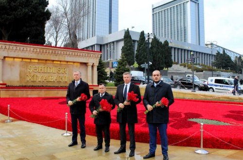 Ukrayna səfiri 20 Yanvar faciəsi qurbanlarının xatirəsini yad edib