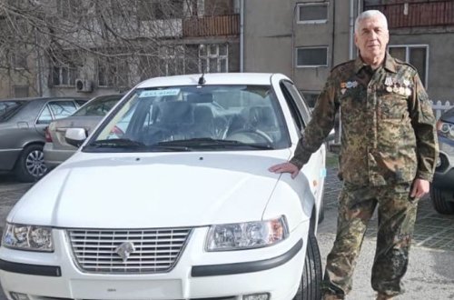 İlham Əliyev ali məktəb müəlliminə maşın bağışladı (FOTO)