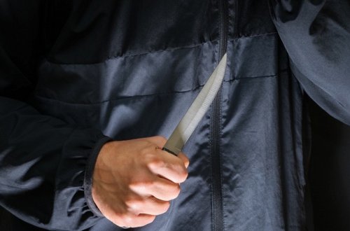 Gəncədə məktəbin önündə bıçaqlanan şagird ölüb