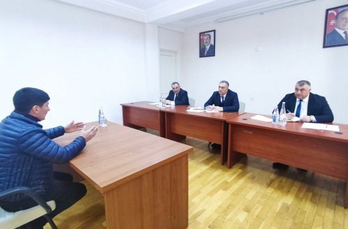 Kənd təsərrüfatı nazirinin müavini Elçin Zeynalov Oğuzda vətəndaşları qəbul edib