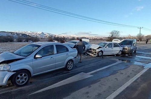 10 avtomobilin toqquşması zəncirvari qəzaya səbəb oldu