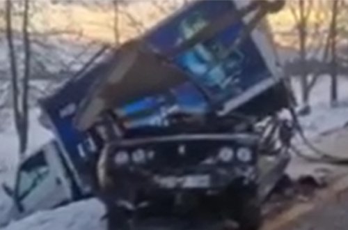 Füzulidə dəhşətli qəza: Yük maşını minik avtomobilinin üzərinə aşdı - VİDEO