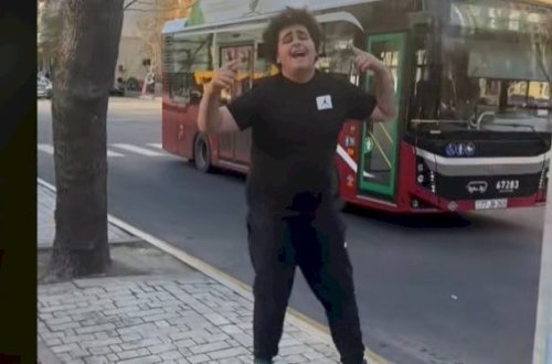 Yaşlı qadını qucağına alan yeniyetmə görün kimin nəvəsi imiş