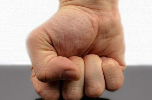 Zabratda döyülən yeniyetmə videosu ilə şantaj edilibmiş