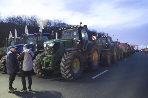 Fransada fermerlər 800 traktorla Parisdə etriqz aksiyası keçirdilər