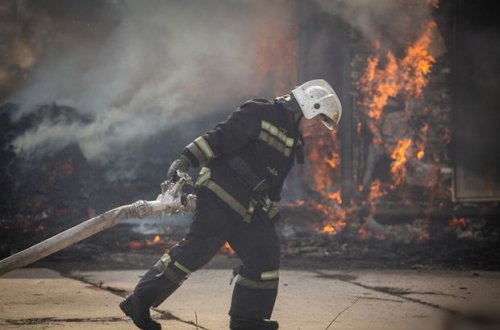 Rusiyada ayaqqabı anbarında güclü yanğın başlayıb - VİDEO