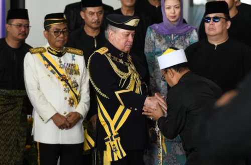 Malayziyanın yeni kralı and içib