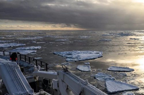 Oxot dənizində qalan Rusiya tankeri xilas edilib