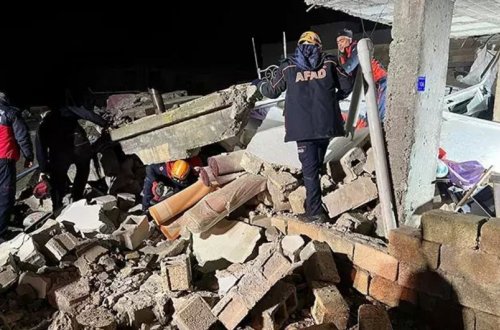 Türkiyədə ikimərtəbəli ev çöküb, 2 nəfər ölüb, 8 nəfər yaralanıb
