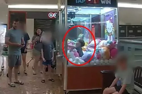 Polis oyuncaq maşının içərisində sıxışan uşağı xilas edib