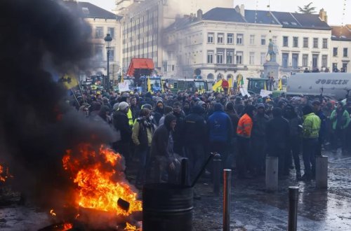 Belçikalı fermerlər traktorlarla yolları bağlayaraq Aİ sammitinə etiraz ediblər