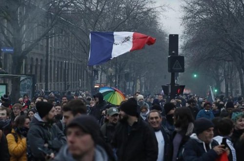 Fransada müəllimlər tətilə başlayıblar