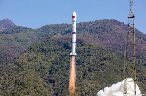 Çin orbitə 11 peyk buraxıb