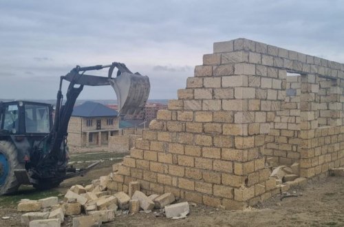 Abşeronda qanunsuz tikili sökülüb