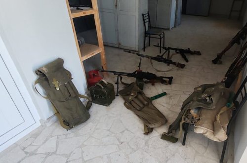 В Ходжалы в музыкальной школе обнаружены оружие и боеприпасы