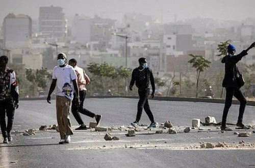 Seneqalda prezident seçkilərinin təxirə salınması küçələrdə xaosa səbəb olub