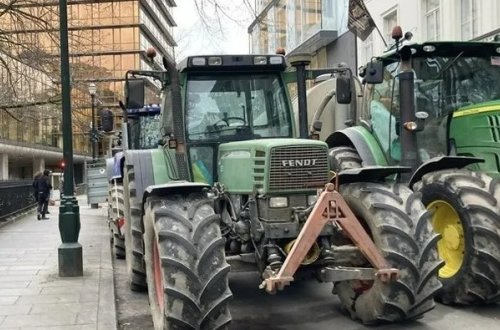 Belçikada fermerlər baş nazir De Croonun evinə gedən yolu bağlayıblar