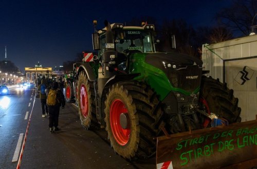 Almaniyada fermerlər televiziya və radio yayımları şirkətinin girişini bağlayıblar