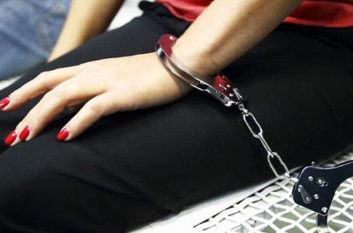 Bakıda vəzifəli qadının əkizlərini döyən dayə həbs edildi