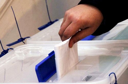 Səs verməyə gələn kişi seçki məntəqəsində öldü