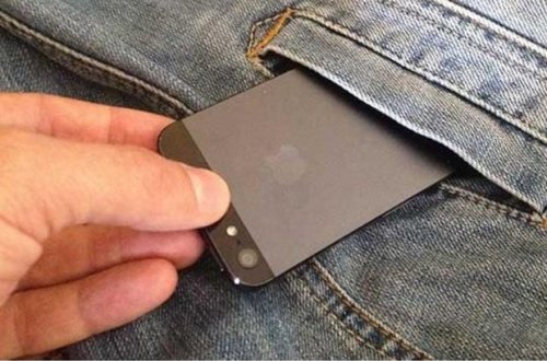 Metroda sərnişinin telefonunu oğurladı: Format edib özü işlətdi