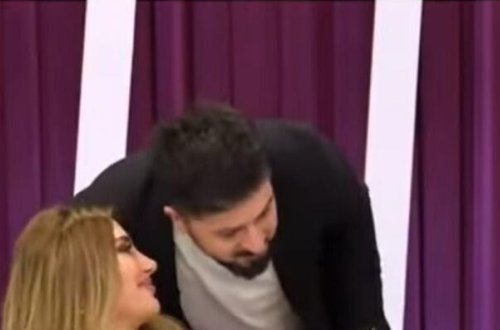 Aparıcının qulağına söz dedikdə mikrafonun açıq olduğunu unutdu - Nə dediyi eşidildi - VİDEO