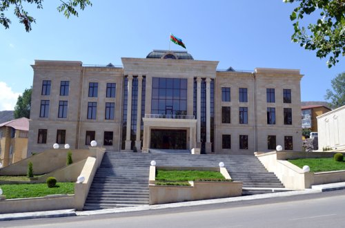 İcra Hakimiyyətində qalmaqal: İşdən çıxarılan əməkdaş nə tələb edir?