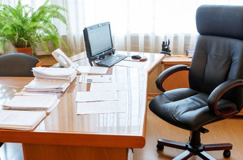 Rüşvət alarkən tutulan məmura 8 il 6 ay həbs verildi