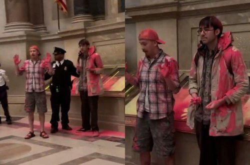 ABŞ Konstitusiyasına etiraz: Üzərinə qırmızı toz səpildi - VİDEO