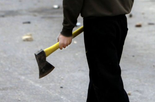 Rusiyalı şagird məktəbə balta ilə hücum etdi: Elektron siqaretə görə