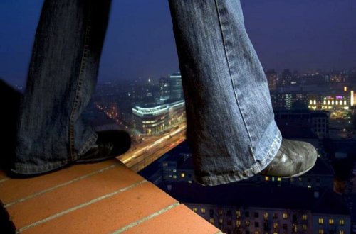 Bakıda kişi özünü 15-ci mərtəbədən atdı - FOTO