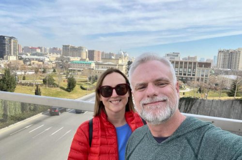 ABŞ səfiri xanımı ilə Bakını gəzdi - FOTO