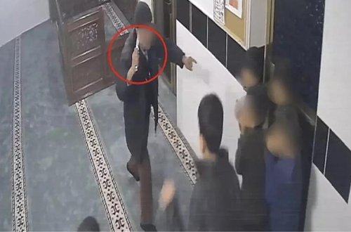 Ahıl şəxs bıçaqla məsciddə uşaqlara hücum etdi - VİDEO
