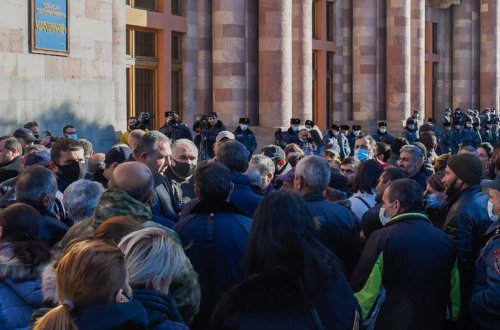 İrəvanda itkin düşmüş hərbçilərin valideynləri etiraz aksiyası keçirir