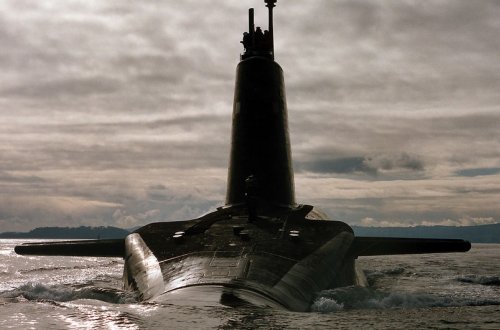 Britaniyanın buraxdığı ballistik raket müdafiə nazirinin olduğu sualtı qayığın yanına düşüb