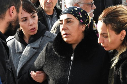 Mədən faciəsində torpaq altında qalan işçinin anası: “Oğlum acından öləcək”