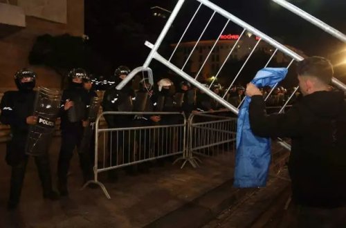 Albaniyada müxalifətin hökumət binasına molotof hücumu edilib