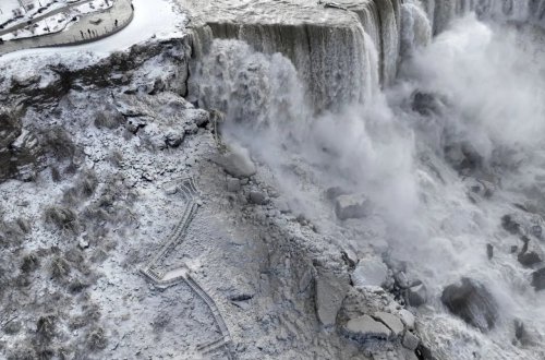 Niaqara şəlaləsi dondu