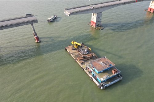 Çində yük gəmisinin vurduğu körpü çökdü