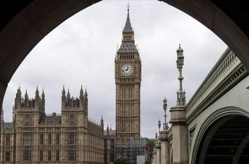 İngiltərədə istehlakçı inamı orta dərəcədə aşağı düşüb