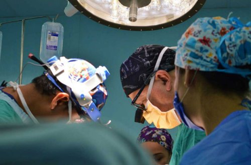 Belarusda pasiyentin əlində böyüdülən burun xəstəyə köçürüldü - FOTO